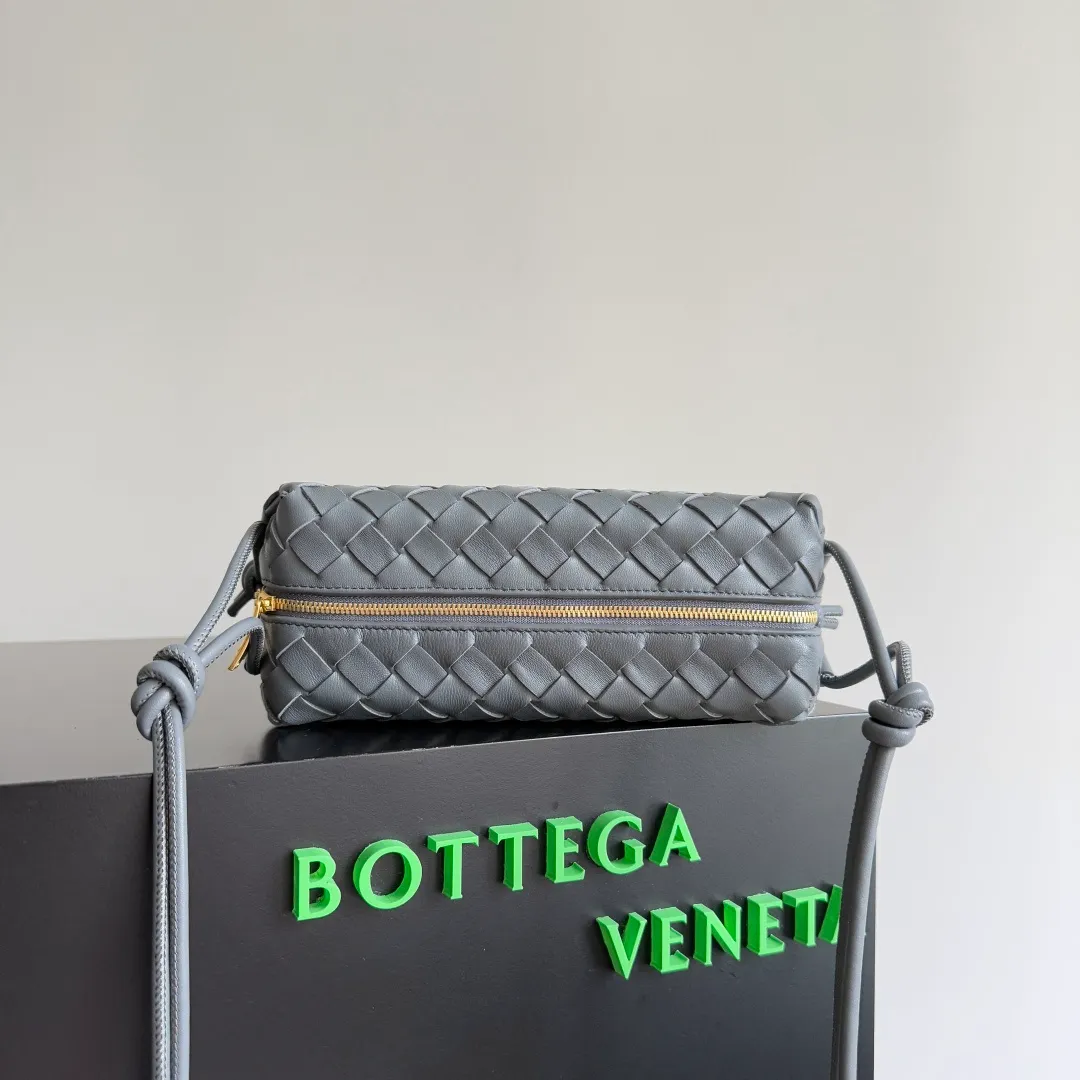 Batch 1260 𝗕𝗼𝘁𝘁𝗲𝗴𝗮 𝗩𝗲𝗻𝗲𝘁𝗮———— The latest version of the loop camera bag💥 at BV’s King of Cost-Effectiveness counter, large woven texture➕As always, ultra-high-quality lambskin, with zippers and adjustable drawstrings, it is especially suitable for the belly💫It can hold anything, and it is very light in weight, suitable for🈴️girls of all ages, size: 22*15*8cm, style number: 680255